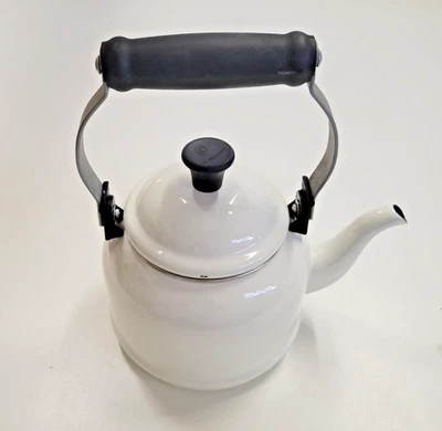 Tetera Le Creuset Flame Whistling 1,25 Qt - Esmalte sobre acero - Falta boquilla Foto 1 de 4