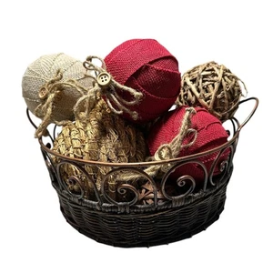 Cesta decorativa de metal y mimbre con bolas esféricas de madera, mimbre, cubiertas de arpillera - Imagen 1 de 4