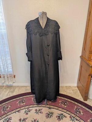 Abrigo de encaje y tafetán de seda negro de la era eduardiana 1912 Foto 1 de 4