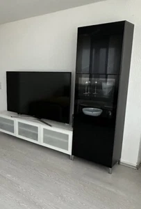 Moderne Besta Vitrine in Schwarz mit Hochglanz-Klarglas - Bild 1 von 3
