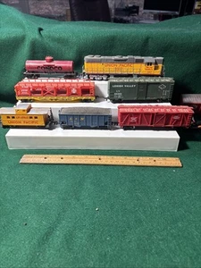 HO Life Like Trains Lot Of 6 Cars 1 Engine Upgraded Wheels - Picture 1 of 11