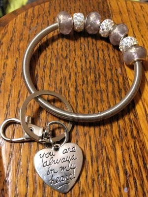 Llavero hecho a mano - Espaciadores de plástico e diamantes de imitación iridiscentes. Dije corazón 2 caras Foto 1 de 4