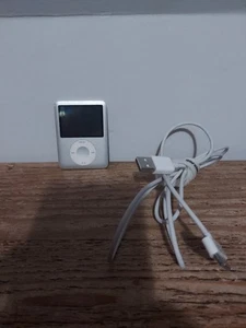 Apple iPod Nano 4Gb Silber Mp3Player Tragbarer MusikPlayer Digital Audio Ungetestet - Bild 1 von 4