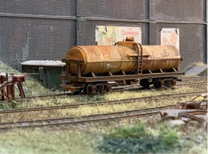 OO gauge locomotive: Abandoned Oil Tanker, heavily rusted. Ref G8B - Picture 1 of 3