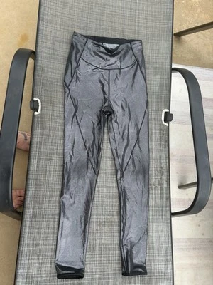 Leggings femininas Victoria's Secret ajustadas de couro sintético stretch preta tamanho 4 - Imagem 1 de 3