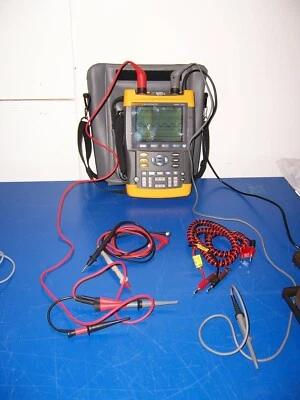 10880 FLUKE 196 SCOPEMETER 100MHZ 1GS/S W/ CASE & PROBE CLIPS - Image 1 of 4