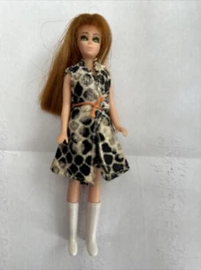 VINTAGE TOPPER DAWN PUPPE PONY ROTHAARIG mit schwarz weißem Kleid. LESEN. SELTEN RARITÄT - Bild 1 von 12