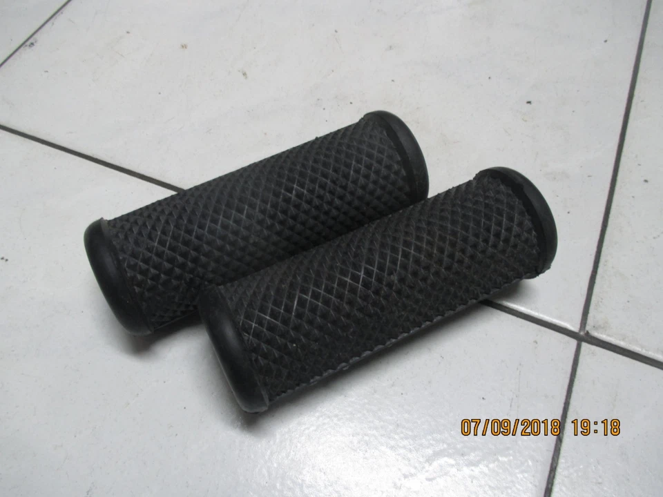 bmw r26 r27 r51/3 r67 r50 r60 r50/2 r60/2 r69 r69s rubber foot rest peg SET NEW  - Image 1 of 1