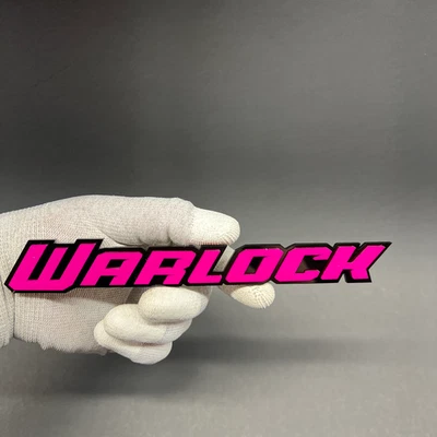 Calcomanía de insignia de coche acrílico multicolor rosa sobre negro WARLOCK 3D texto personalizado (1 pieza) Foto 1 de 4