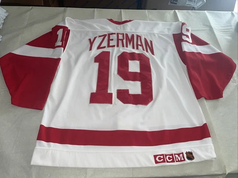 Adult 52 authentic Steve Yzerman Detroit Red Wings CCM Jersey clean Sewn White Cover