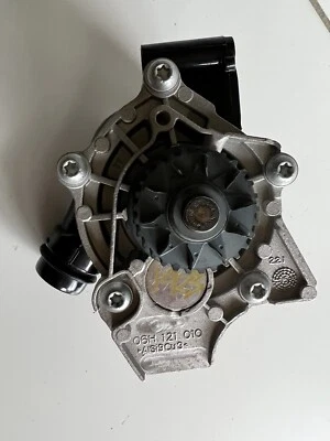 Bomba de agua para VW Jetta Beetle Passat Golf CC Audi A3 A4 A5 TT Quattro 06H121010 Foto 1 de 4