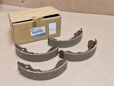 Juego de zapatas de freno trasero Mazda 323 Mk5 1.5 1994-1998 Z5-DE BCYD2638ZA genuino NUEVO OEM Foto 1 de 4