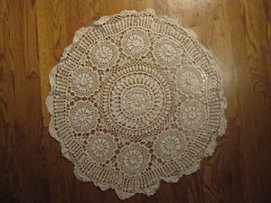 TABLECLOTH, HAND CROCHETED 30" ROUND, 3-D CENTER FLOWERS, ROSETTES, AWESOME VTG - Picture 1 of 7