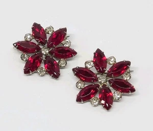 Par de broches prendedores vintage de flores con estrás rojos navette y blancos - Imagen 1 de 4