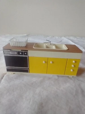 ARMARIO FREGADERO PLÁSTICO CASA DE MUÑECAS TOMY VINTAGE 5"~AMARILLO~JAPÓN~LAVAVAJILLAS~COCINA Foto 1 de 4