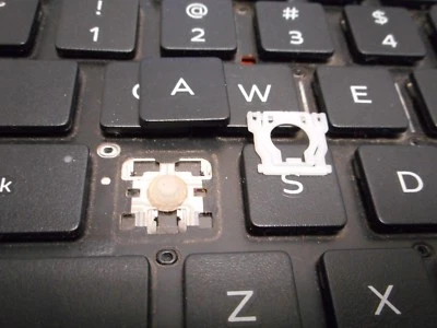 SINGLE KEY CAP + CLIP DELL INSPIRON 5000 3452 P/N: KPP2C MODEL: SN7234, HIAA 3 - Image 1 of 4
