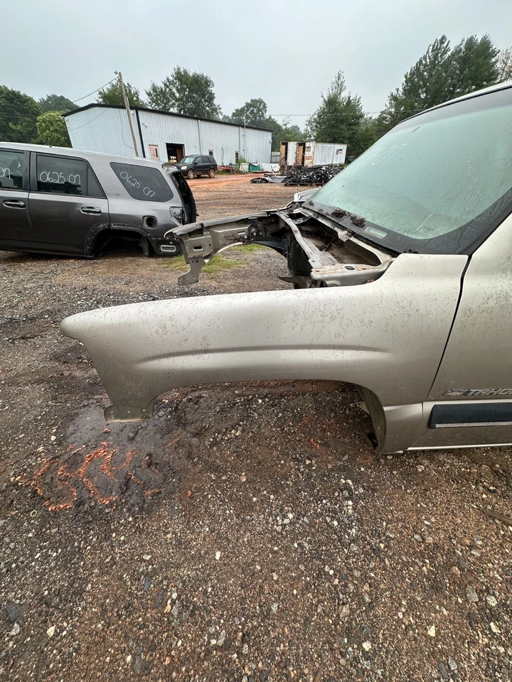 2000-2006 CHEVY TAHOE FRONT LEFT DRIVER SIDE FENDER GOLD 11U OEM - Image 1 of 1