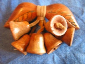 VINTAGE HOLZ BLATT BAR PIN MIT GLOCKE BAUMELT HOLZ - Bild 1 von 1