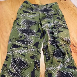 Burton Snowboard Ski schwarz Baggy XL Cargohose EUC grün Tarnmuster Digital Tiger - Bild 1 von 16