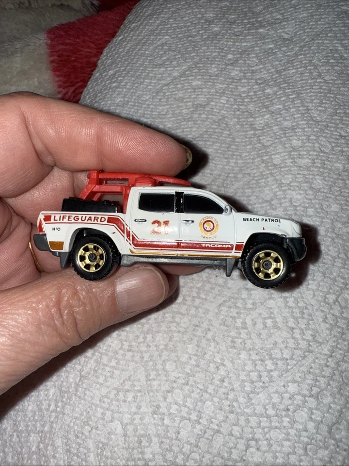 Matchbox Toyota Tacoma BDV65 Beach Patrol Salvavidas Rescate 'Suelto' Blanco Foto 1 de 4
