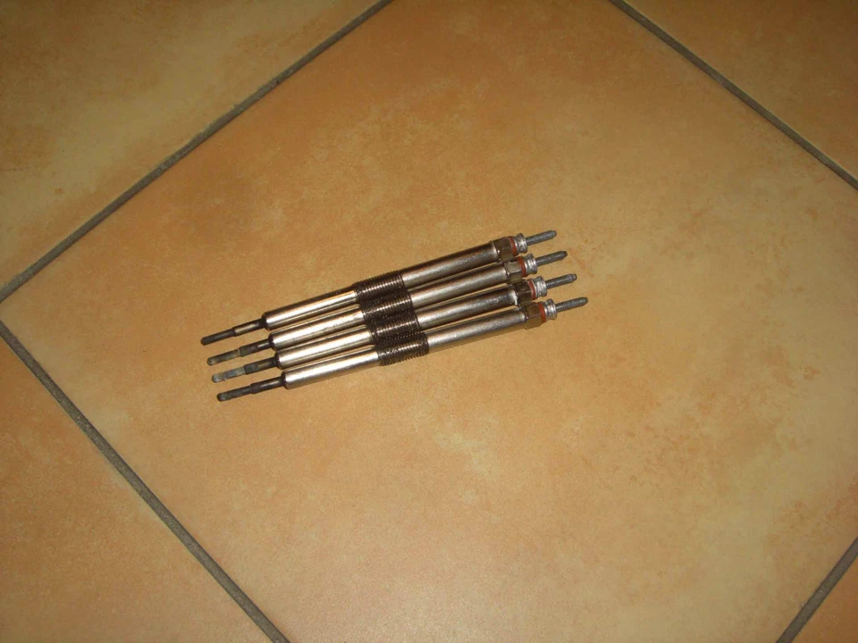 JUEGO DE 4 BUJÍAS ORIGINALES TOYOTA YARIS 1.4 D4D 19850-33020 IQ AURIS SET DIÉSEL  Foto 1 de 4