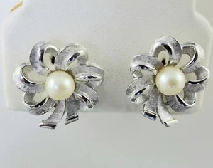 Vintage Crown TRIFARI Ribbon Bow & Faux Pearl Silver Tone Clip On Earrings - Picture 1 of 5