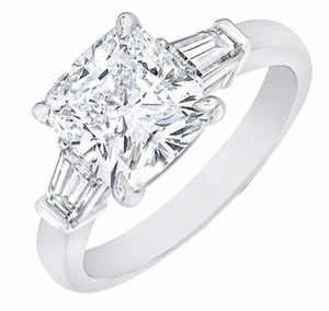 Anillo de compromiso platino de diamantes talla cojín y baguette de tres piedras de 5,00 quilates... - Imagen 1 de 3