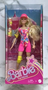 Barbie La Película Firma Barbie en Patinaje en Línea Traje Muñeca - Multicolor - Imagen 1 de 2