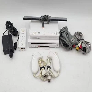 Nintendo Wii Video Game Console RVL-001 White 2 Controllers GameCube Compatible - Picture 1 of 10