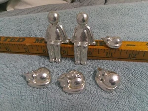 Personalized Family Figurine with Solid Metal Figures - 2 People 4 Cats - *VG/EX - Picture 1 of 8