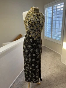 Vestido romántico formal de noche cuello halter con cuentas de seda Adrianna Papell 6 - Imagen 1 de 18