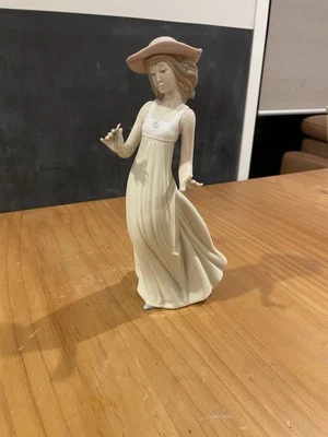Vintage Nao Lladro Gentley Breeze #1158 Lady Figurine Sundress - image 1 of 4