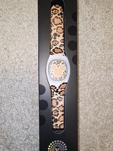 NEW Disney Parks Magic Band Plus + 2025 Animal Kingdom Print Mickey Unlinked - Picture 1 of 2