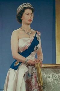 Queen Elizabeth II 1959 Portrait Wearing Crown Formal Dress British Monarch Roya - Bild 1 von 12