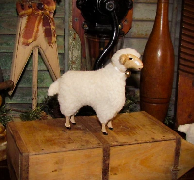 Figura de cordero oveja blanco estilo alemán de Pascua lanudo con campana 5 1/2" tamaño Putz Foto 1 de 4