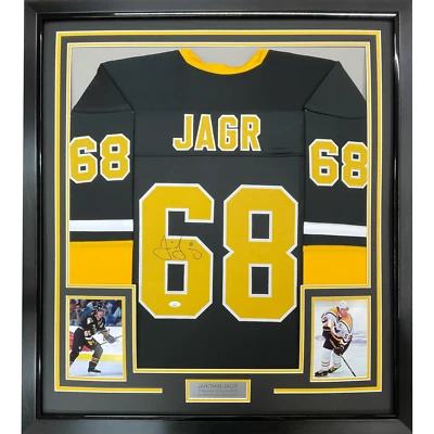 Camiseta deportiva negra enmarcada autografiada/firmada Jaromir Jagr 33x42 Pittsburgh certificado de autenticidad JSA Foto 1 de 2