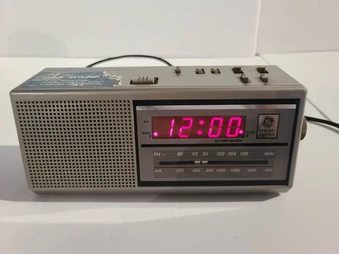 Vintage Retro GE Alarm Clock Radio Two Wake Times Model 7-4637A General Electric Cover