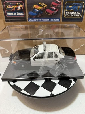 Ford Crown Victoria 1999 coche de policía blanco/con etiquetas con estuche 1/24 de Welly Sh2082S-mb Foto 1 de 4