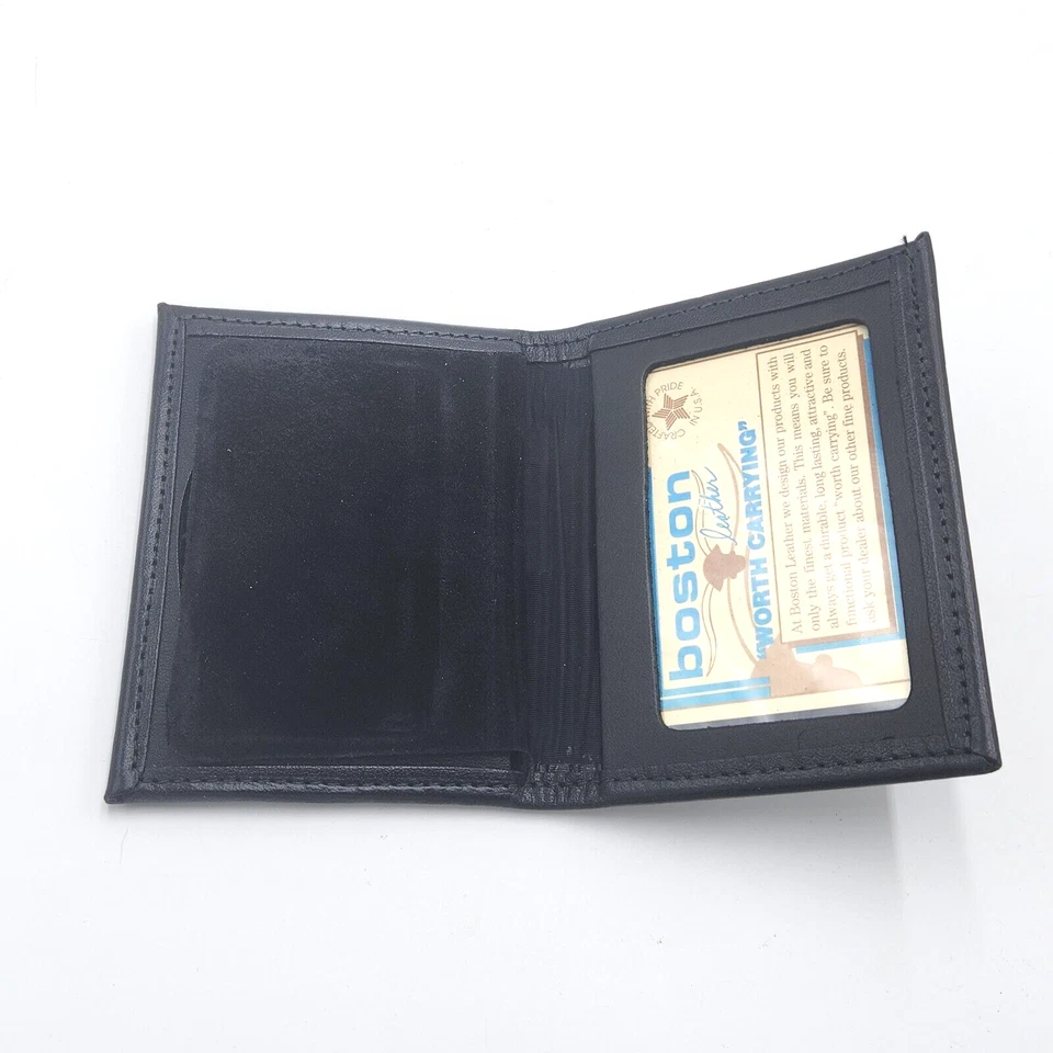 波士顿皮革书籍风格徽章钱包:徽章镂空风格 5808 — 第 1/4 张图片