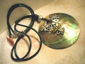 Large round Abalone shell pendant on black leather necklace - Bild 1 von 6