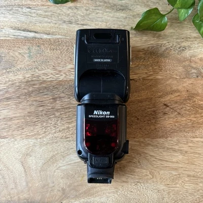 Nikon SB-900 Speedlight Shoe Mount Flash SB900 WORKS/BROKEN/READ - Image 1 of 4