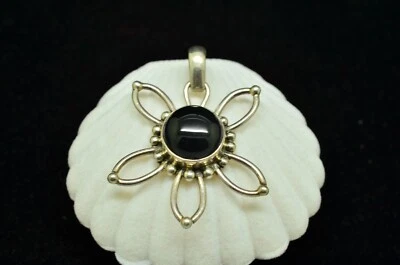 925 Sterling Silver flower with onyx pendant charm - Image 1 of 4