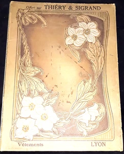 ANCIENNE PLAQUE CARTON SERIGRAPHIEE-VÊTEMENTS THIERY & SIGRAND  N°708/108 - Imagen 1 de 6