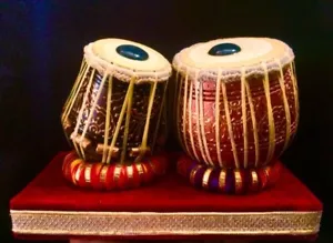 Showpiece Decorazione Strumento Tavola Legno Bayan Dayan Acciaio Piccola Batteria Musicale - Foto 1 di 4