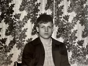 Apuesto joven cariñoso chico atractivo hombre gay interior foto vintage URSS - Imagen 1 de 3