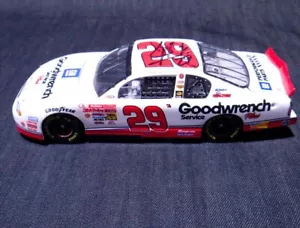 Autographed 2001 Kevin Harvick #29 Rookie Of The Year GM Goodwrench Action 1:24 - Picture 1 of 18