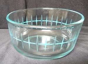 Vintage Pyrex Bowl #7201 With Starburst Design - 6 Inch Diameter - Picture 1 of 3