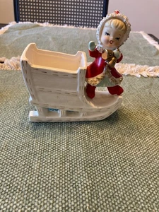 Weihnachten Ucagco Mädchen Keramik Schlitten Übertopf Schlitten 50’s - Bild 1 von 6