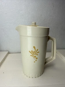 Vintage TUPPERWARE 1,5 Quart Krug #874-7 Mandel/Ernte Gold Druckknopf Deckel - Bild 1 von 4