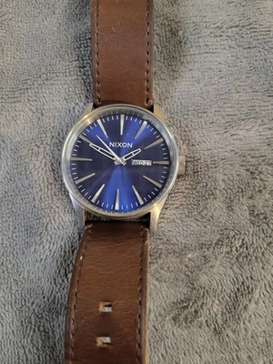 Reloj para hombre Nixon Sentry de cuarzo esfera azul marino cuero marrón A105-1524 con caja Foto 1 de 4